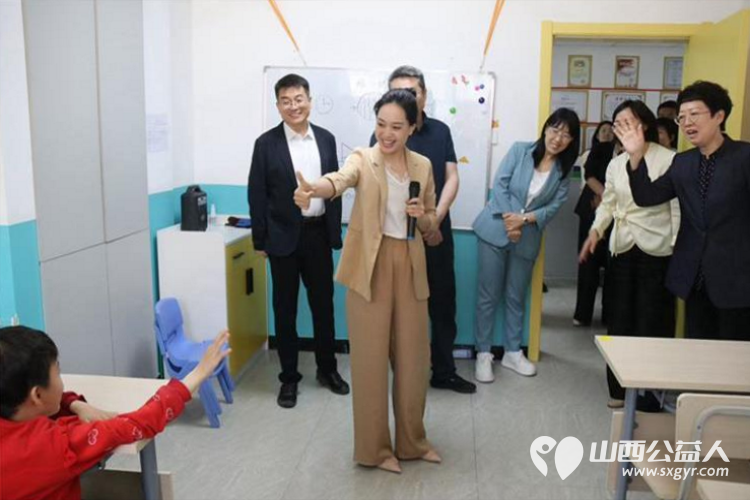 省妇联主席及各级领导到太原市灵星社区服务中心阳曲校区看望慰问在这里康复训练的自闭症儿童向孩子们送上了篮球足球跳绳衣服等爱心物资提前祝他们六一节日快乐 - 第7张