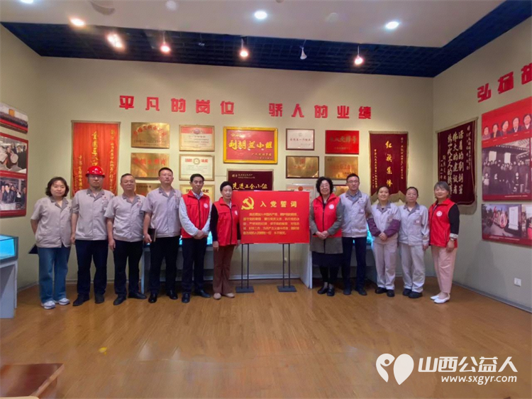太原学花志愿服务中心志愿者在太重园区访问刘胡兰小组组长张清萍参观了刘胡兰小组事迹陈列室走进太重职工食堂对工作人员进行食品安全工作宣传及如何选购安全食品进行培训 - 第1张 - 山西公益人 太原学花志愿服务中心志愿者在太重园区访问刘胡兰小组组长张清萍参观了刘胡兰小组事迹陈列室走进太重职工食堂对工作人员进行食品安全工作宣传及如何选购安全食品进行培训 - 第1张