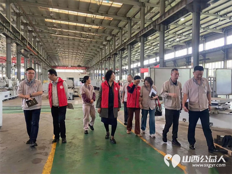 太原学花志愿服务中心志愿者在太重园区访问刘胡兰小组组长张清萍参观了刘胡兰小组事迹陈列室走进太重职工食堂对工作人员进行食品安全工作宣传及如何选购安全食品进行培训 - 第7张 - 山西公益人 太原学花志愿服务中心志愿者在太重园区访问刘胡兰小组组长张清萍参观了刘胡兰小组事迹陈列室走进太重职工食堂对工作人员进行食品安全工作宣传及如何选购安全食品进行培训 - 第7张