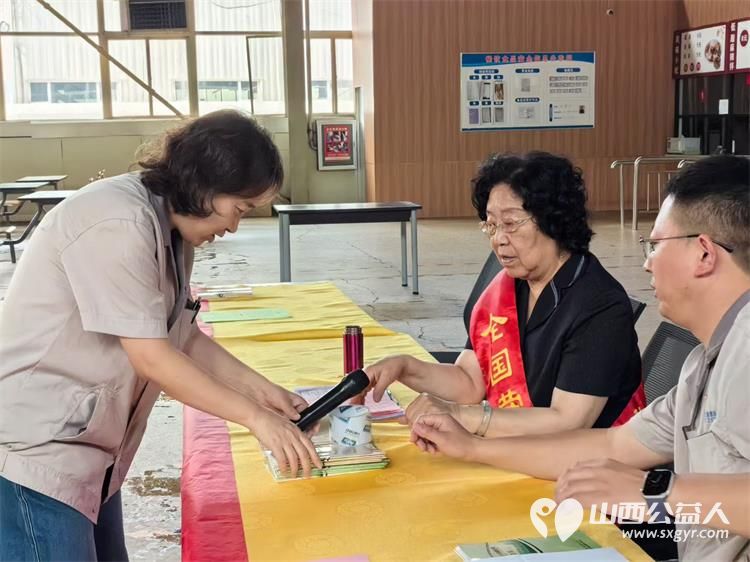 太原学花志愿服务中心志愿者在太重园区访问刘胡兰小组组长张清萍参观了刘胡兰小组事迹陈列室走进太重职工食堂对工作人员进行食品安全工作宣传及如何选购安全食品进行培训 - 第13张 - 山西公益人 太原学花志愿服务中心志愿者在太重园区访问刘胡兰小组组长张清萍参观了刘胡兰小组事迹陈列室走进太重职工食堂对工作人员进行食品安全工作宣传及如何选购安全食品进行培训 - 第13张