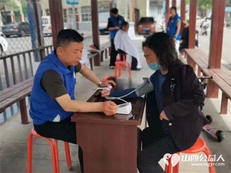 岁月静好春光可待 长治市小雨点公益志愿者协会来到协会所在地堠北庄街道杨暴村为村民开展便民服务免费理发量血压 - 第7张