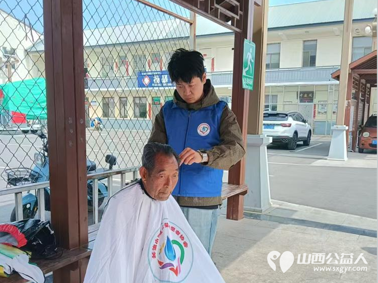 岁月静好春光可待 长治市小雨点公益志愿者协会来到协会所在地堠北庄街道杨暴村为村民开展便民服务免费理发量血压 - 第4张