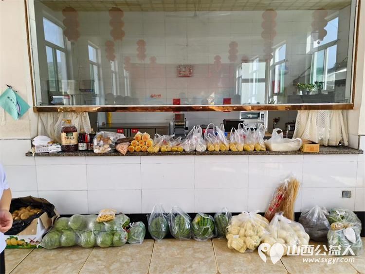 寿阳县卡卡公益志愿者张继业前往上湖敬老院探望长者带着各类新鲜蔬菜清甜水果日常调味品还有软糯香甜的油糕暄软可口的馒头等主副食品 - 第2张