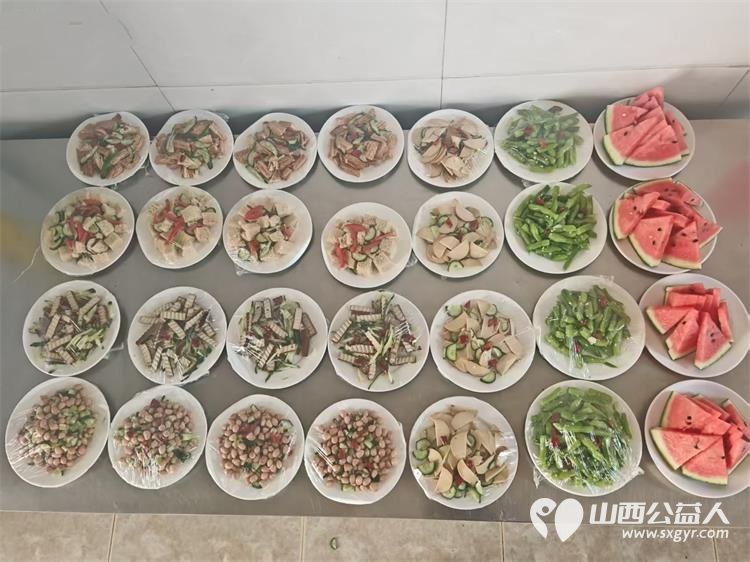 寿阳县卡卡公益志愿者张继业前往上湖敬老院探望长者带着各类新鲜蔬菜清甜水果日常调味品还有软糯香甜的油糕暄软可口的馒头等主副食品 - 第4张