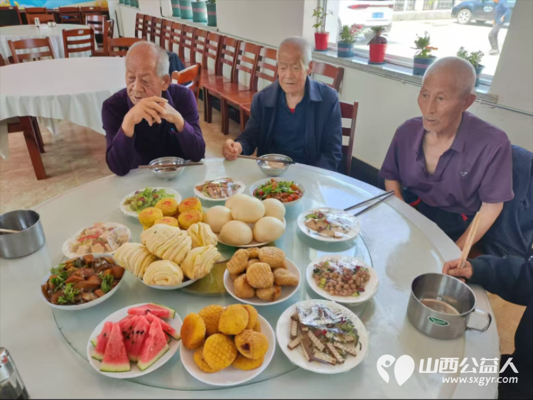 寿阳县卡卡公益志愿者张继业前往上湖敬老院探望长者带着各类新鲜蔬菜清甜水果日常调味品还有软糯香甜的油糕暄软可口的馒头等主副食品 - 第1张