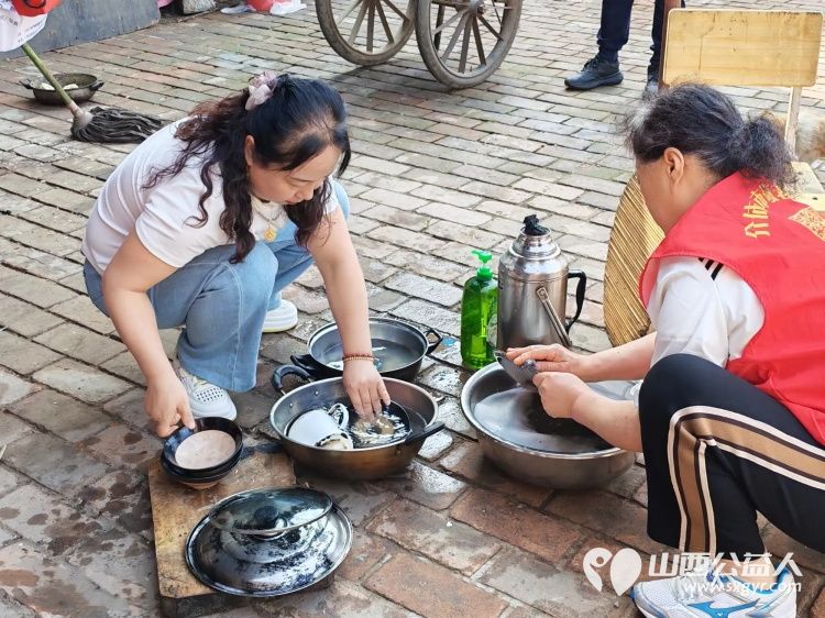 介休市敬老协会志愿者走进洪山镇上曹麻村入户88岁胡有宁老人家中为老人打扫室内外卫生刷洗锅碗瓢盆理发洗漱剪指甲做饭包饺子 - 第24张 - 山西公益人 介休市敬老协会志愿者走进洪山镇上曹麻村入户88岁胡有宁老人家中为老人打扫室内外卫生刷洗锅碗瓢盆理发洗漱剪指甲做饭包饺子 - 第24张