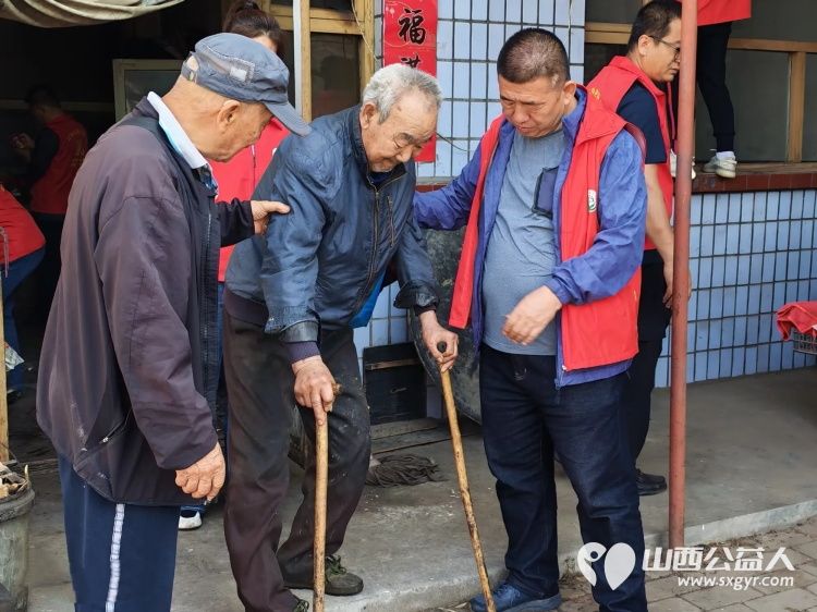 介休市敬老协会志愿者走进洪山镇上曹麻村入户88岁胡有宁老人家中为老人打扫室内外卫生刷洗锅碗瓢盆理发洗漱剪指甲做饭包饺子 - 第13张 - 山西公益人 介休市敬老协会志愿者走进洪山镇上曹麻村入户88岁胡有宁老人家中为老人打扫室内外卫生刷洗锅碗瓢盆理发洗漱剪指甲做饭包饺子 - 第13张