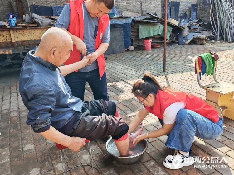 介休市敬老协会志愿者走进洪山镇上曹麻村入户88岁胡有宁老人家中为老人打扫室内外卫生刷洗锅碗瓢盆理发洗漱剪指甲做饭包饺子 - 第10张 - 山西公益人 介休市敬老协会志愿者走进洪山镇上曹麻村入户88岁胡有宁老人家中为老人打扫室内外卫生刷洗锅碗瓢盆理发洗漱剪指甲做饭包饺子 - 第10张