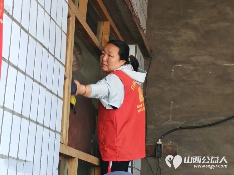 介休市敬老协会志愿者走进洪山镇上曹麻村入户88岁胡有宁老人家中为老人打扫室内外卫生刷洗锅碗瓢盆理发洗漱剪指甲做饭包饺子 - 第7张 - 山西公益人 介休市敬老协会志愿者走进洪山镇上曹麻村入户88岁胡有宁老人家中为老人打扫室内外卫生刷洗锅碗瓢盆理发洗漱剪指甲做饭包饺子 - 第7张