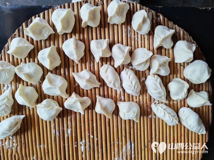 介休市敬老协会志愿者走进洪山镇上曹麻村入户88岁胡有宁老人家中为老人打扫室内外卫生刷洗锅碗瓢盆理发洗漱剪指甲做饭包饺子 - 第21张 - 山西公益人 介休市敬老协会志愿者走进洪山镇上曹麻村入户88岁胡有宁老人家中为老人打扫室内外卫生刷洗锅碗瓢盆理发洗漱剪指甲做饭包饺子 - 第21张