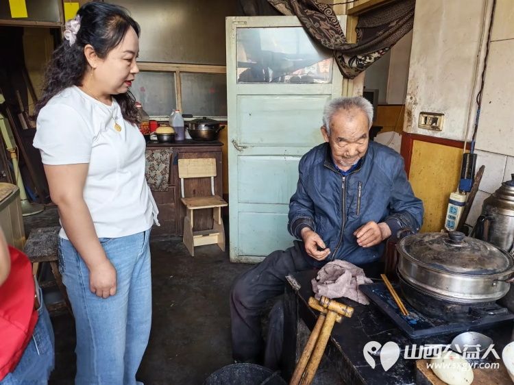 介休市敬老协会志愿者走进洪山镇上曹麻村入户88岁胡有宁老人家中为老人打扫室内外卫生刷洗锅碗瓢盆理发洗漱剪指甲做饭包饺子 - 第14张 - 山西公益人 介休市敬老协会志愿者走进洪山镇上曹麻村入户88岁胡有宁老人家中为老人打扫室内外卫生刷洗锅碗瓢盆理发洗漱剪指甲做饭包饺子 - 第14张