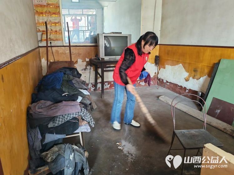 介休市敬老协会志愿者走进洪山镇上曹麻村入户88岁胡有宁老人家中为老人打扫室内外卫生刷洗锅碗瓢盆理发洗漱剪指甲做饭包饺子 - 第30张 - 山西公益人 介休市敬老协会志愿者走进洪山镇上曹麻村入户88岁胡有宁老人家中为老人打扫室内外卫生刷洗锅碗瓢盆理发洗漱剪指甲做饭包饺子 - 第30张