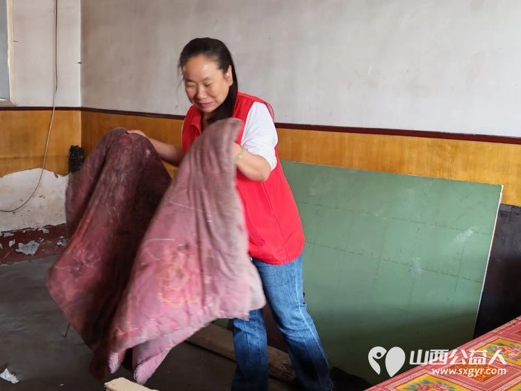介休市敬老协会志愿者走进洪山镇上曹麻村入户88岁胡有宁老人家中为老人打扫室内外卫生刷洗锅碗瓢盆理发洗漱剪指甲做饭包饺子 - 第5张 - 山西公益人 介休市敬老协会志愿者走进洪山镇上曹麻村入户88岁胡有宁老人家中为老人打扫室内外卫生刷洗锅碗瓢盆理发洗漱剪指甲做饭包饺子 - 第5张
