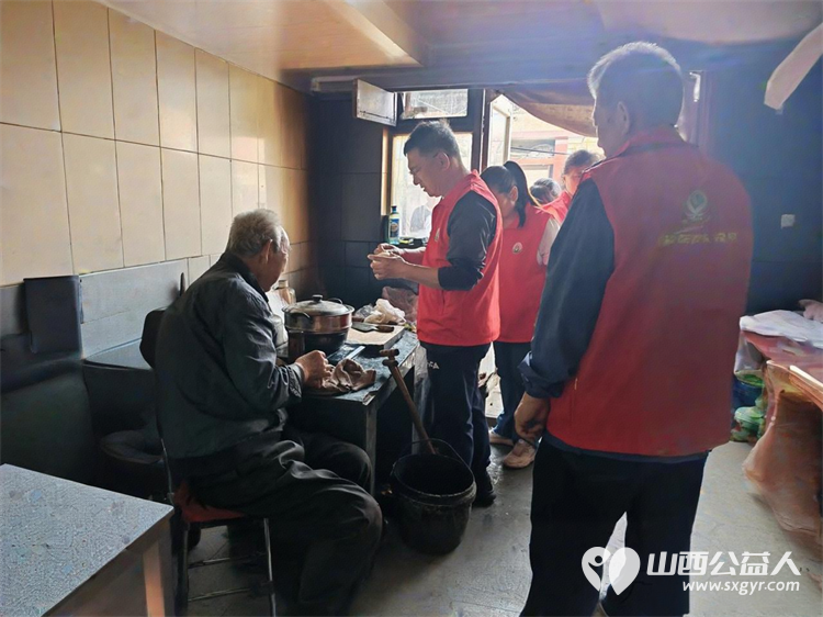 介休市敬老协会志愿者走进洪山镇上曹麻村入户88岁胡有宁老人家中为老人打扫室内外卫生刷洗锅碗瓢盆理发洗漱剪指甲做饭包饺子 - 第19张 - 山西公益人 介休市敬老协会志愿者走进洪山镇上曹麻村入户88岁胡有宁老人家中为老人打扫室内外卫生刷洗锅碗瓢盆理发洗漱剪指甲做饭包饺子 - 第19张
