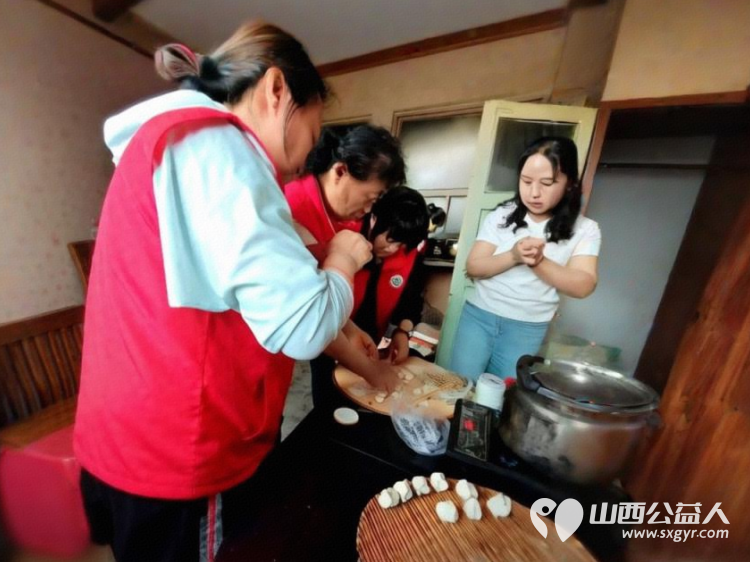 介休市敬老协会志愿者走进洪山镇上曹麻村入户88岁胡有宁老人家中为老人打扫室内外卫生刷洗锅碗瓢盆理发洗漱剪指甲做饭包饺子 - 第18张 - 山西公益人 介休市敬老协会志愿者走进洪山镇上曹麻村入户88岁胡有宁老人家中为老人打扫室内外卫生刷洗锅碗瓢盆理发洗漱剪指甲做饭包饺子 - 第18张