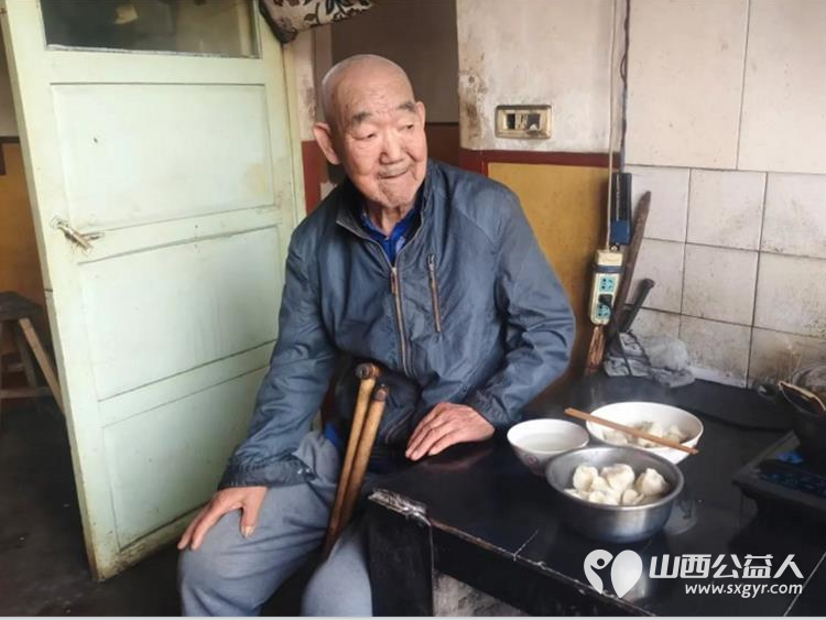 介休市敬老协会志愿者走进洪山镇上曹麻村入户88岁胡有宁老人家中为老人打扫室内外卫生刷洗锅碗瓢盆理发洗漱剪指甲做饭包饺子 - 第20张 - 山西公益人 介休市敬老协会志愿者走进洪山镇上曹麻村入户88岁胡有宁老人家中为老人打扫室内外卫生刷洗锅碗瓢盆理发洗漱剪指甲做饭包饺子 - 第20张