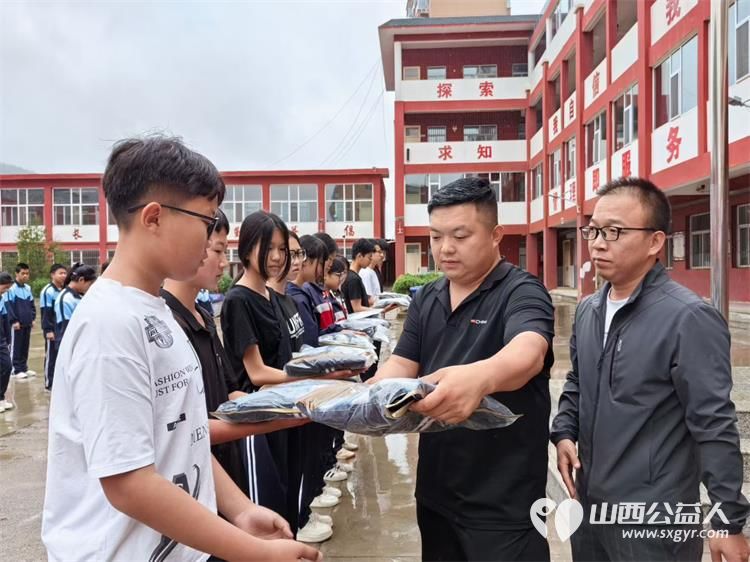 爱心校服暖学子公益善举助成长----宝隆祥（深圳）珠宝首饰有限公司携手石楼县青年志愿者协会在石楼县东城初级中学开展爱心校服捐赠活动为在校学生送去温暖与关怀 - 第7张