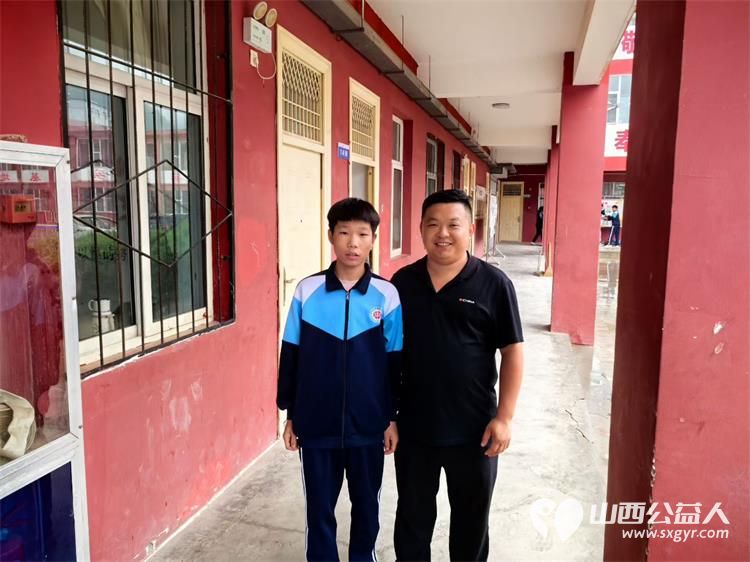 爱心校服暖学子公益善举助成长----宝隆祥（深圳）珠宝首饰有限公司携手石楼县青年志愿者协会在石楼县东城初级中学开展爱心校服捐赠活动为在校学生送去温暖与关怀 - 第8张