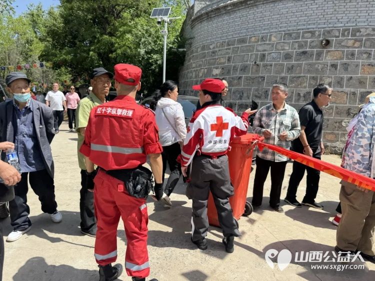 烈日护庙会初心暖人心----阳泉市红十字纵擎救援队圆满完成平定张庄浮山庙会保障任务全程驻守庙会现场开展秩序维护便民服务志愿服务用坚守与汗水守护一方平安 - 第6张 - 山西公益人 烈日护庙会初心暖人心----阳泉市红十字纵擎救援队圆满完成平定张庄浮山庙会保障任务全程驻守庙会现场开展秩序维护便民服务志愿服务用坚守与汗水守护一方平安 - 第6张