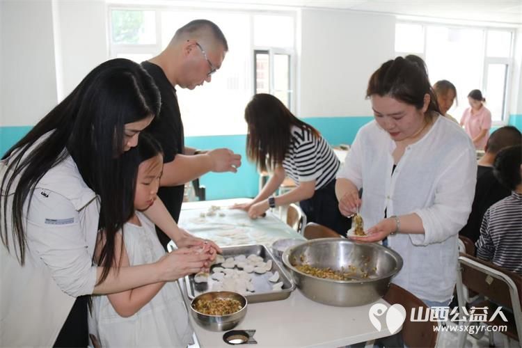 太原晋腾会腾势车友会带着米面油等各种生活物资走进太原市灵星康复中心为孩子们包饺子让孩子们吃上了香喷喷的饺子 - 第8张