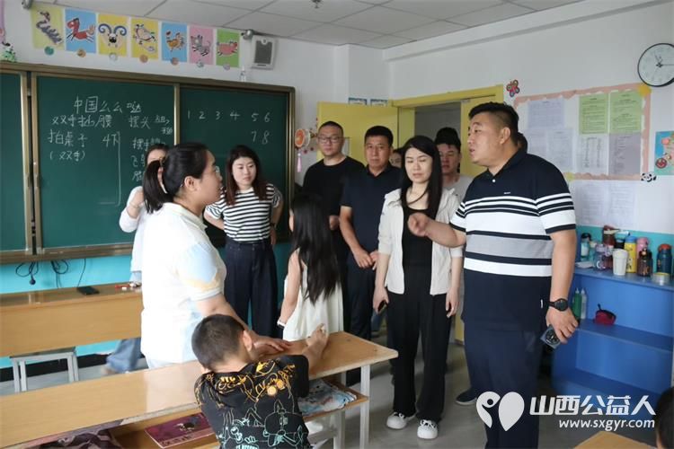太原晋腾会腾势车友会带着米面油等各种生活物资走进太原市灵星康复中心为孩子们包饺子让孩子们吃上了香喷喷的饺子 - 第7张