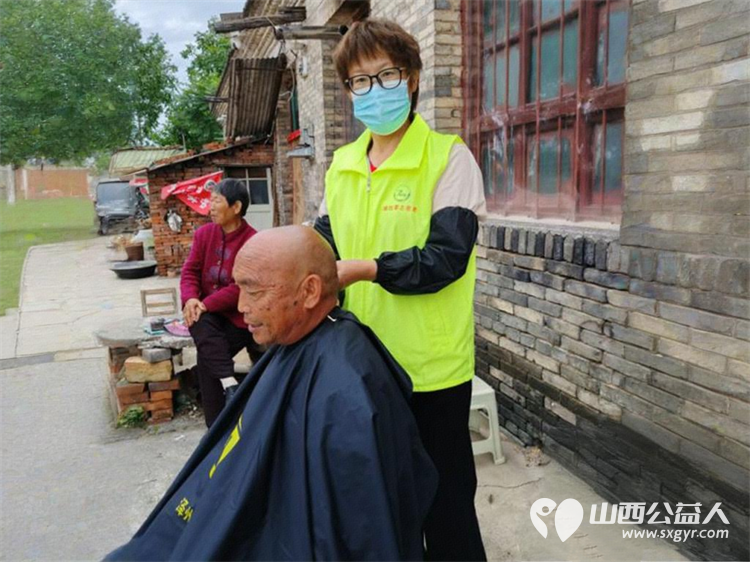 绿丝带飘乡村义剪情暖农户----晋城市绿丝带志愿者协会理发队去一墙跨两省（山西河南）的泽州县晋庙铺镇大口村为老人和行动不便的人理发共计三十余人 - 第3张