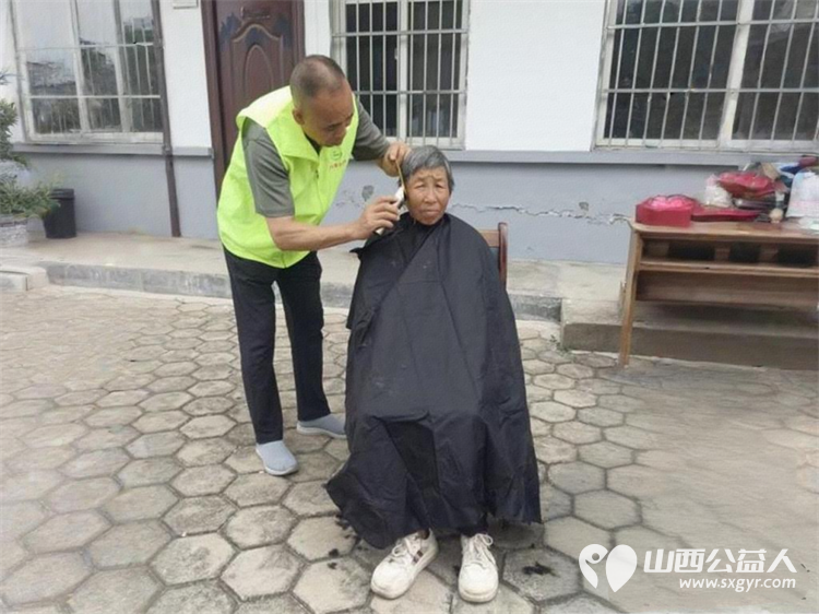 绿丝带飘乡村义剪情暖农户----晋城市绿丝带志愿者协会理发队去一墙跨两省（山西河南）的泽州县晋庙铺镇大口村为老人和行动不便的人理发共计三十余人 - 第4张