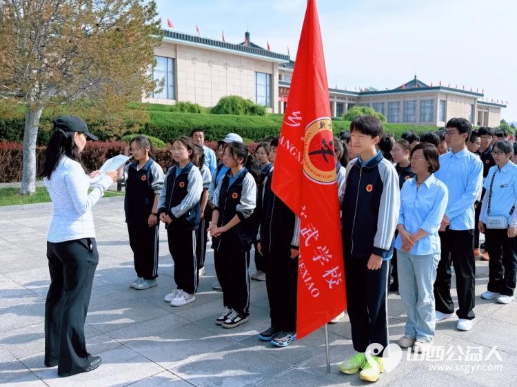 拾起美好登顶未来----武乡县新世纪文武学校初三毕业季净山行动学生们手持垃圾袋垃圾夹捡拾路边的塑料瓶包装袋烟头等垃圾师生们用行动践行文明让环保理念扎根心底 - 第6张