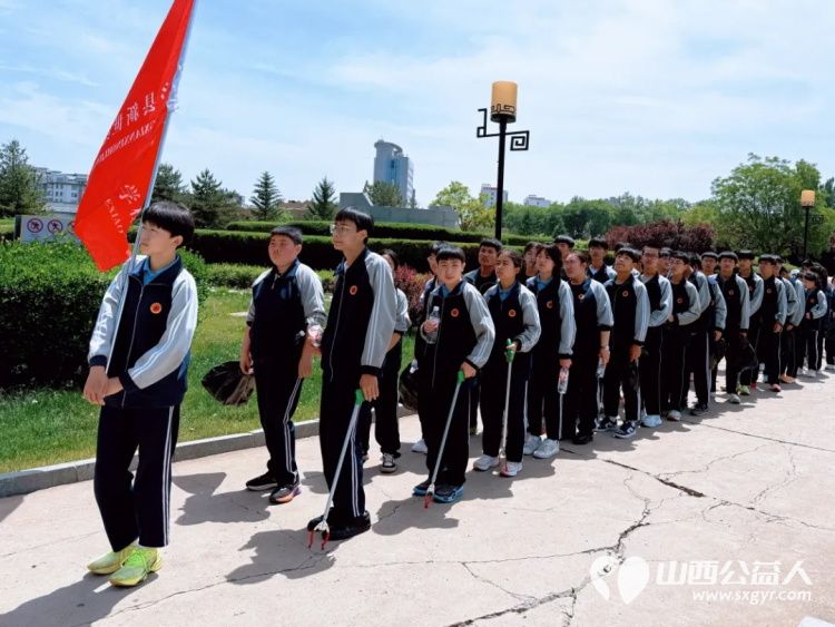 拾起美好登顶未来----武乡县新世纪文武学校初三毕业季净山行动学生们手持垃圾袋垃圾夹捡拾路边的塑料瓶包装袋烟头等垃圾师生们用行动践行文明让环保理念扎根心底 - 第5张