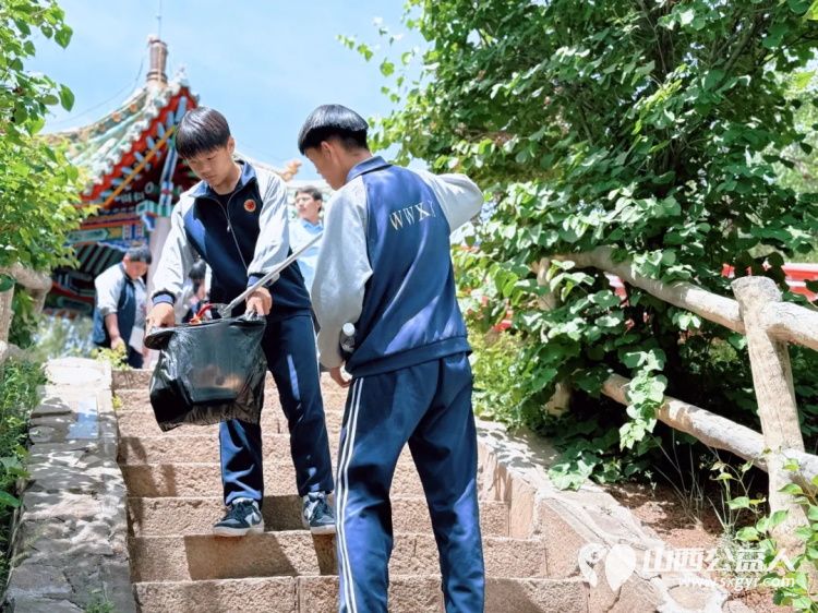 拾起美好登顶未来----武乡县新世纪文武学校初三毕业季净山行动学生们手持垃圾袋垃圾夹捡拾路边的塑料瓶包装袋烟头等垃圾师生们用行动践行文明让环保理念扎根心底 - 第8张