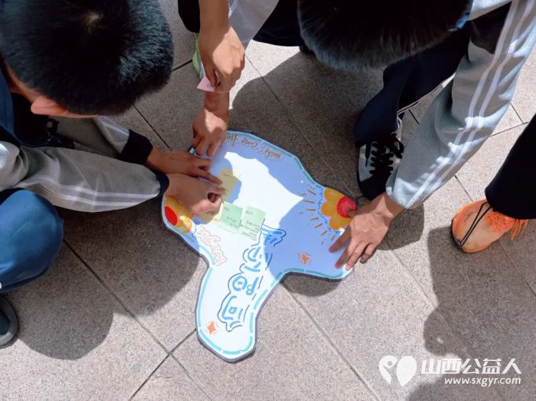 拾起美好登顶未来----武乡县新世纪文武学校初三毕业季净山行动学生们手持垃圾袋垃圾夹捡拾路边的塑料瓶包装袋烟头等垃圾师生们用行动践行文明让环保理念扎根心底 - 第12张