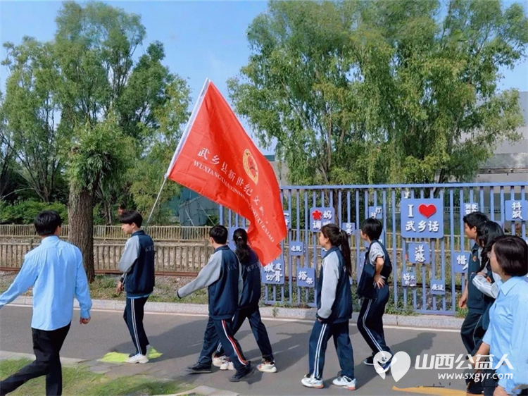 拾起美好登顶未来----武乡县新世纪文武学校初三毕业季净山行动学生们手持垃圾袋垃圾夹捡拾路边的塑料瓶包装袋烟头等垃圾师生们用行动践行文明让环保理念扎根心底 - 第4张