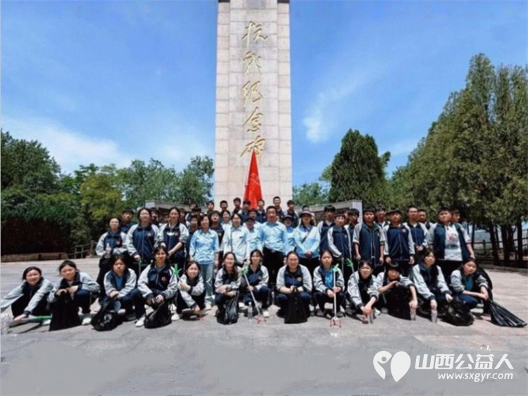 拾起美好登顶未来----武乡县新世纪文武学校初三毕业季净山行动学生们手持垃圾袋垃圾夹捡拾路边的塑料瓶包装袋烟头等垃圾师生们用行动践行文明让环保理念扎根心底 - 第1张