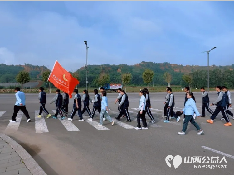 拾起美好登顶未来----武乡县新世纪文武学校初三毕业季净山行动学生们手持垃圾袋垃圾夹捡拾路边的塑料瓶包装袋烟头等垃圾师生们用行动践行文明让环保理念扎根心底 - 第3张