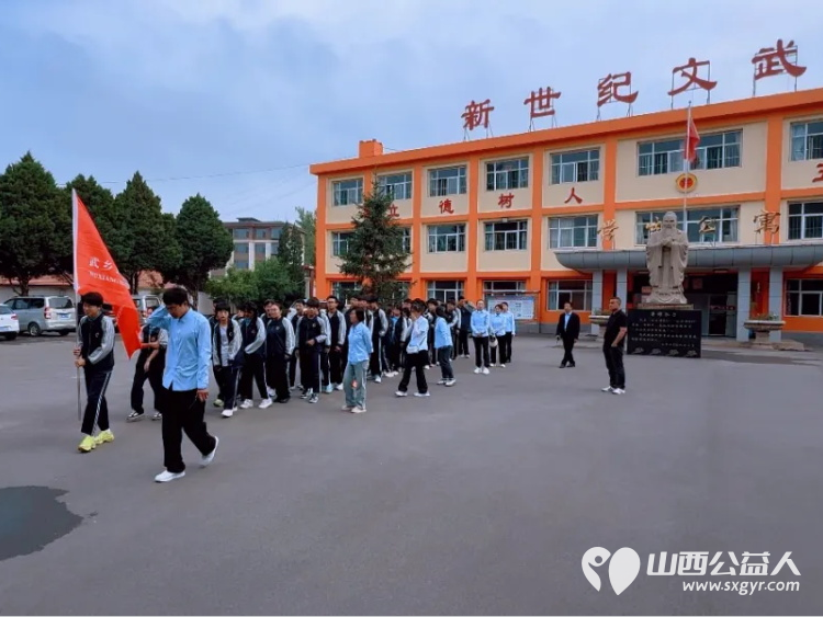 拾起美好登顶未来----武乡县新世纪文武学校初三毕业季净山行动学生们手持垃圾袋垃圾夹捡拾路边的塑料瓶包装袋烟头等垃圾师生们用行动践行文明让环保理念扎根心底 - 第2张