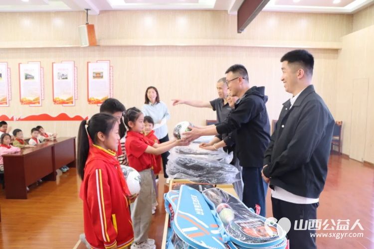 微心愿点亮童心爱心伴少年成长----共青团晋城市委、晋城市慈善总会联合爱心单位走进陵川县礼义镇沙河小学、高平市建宁乡中心小学为60名困境青少年送上心仪礼物 - 第4张 - 山西公益人 微心愿点亮童心爱心伴少年成长----共青团晋城市委、晋城市慈善总会联合爱心单位走进陵川县礼义镇沙河小学、高平市建宁乡中心小学为60名困境青少年送上心仪礼物 - 第4张