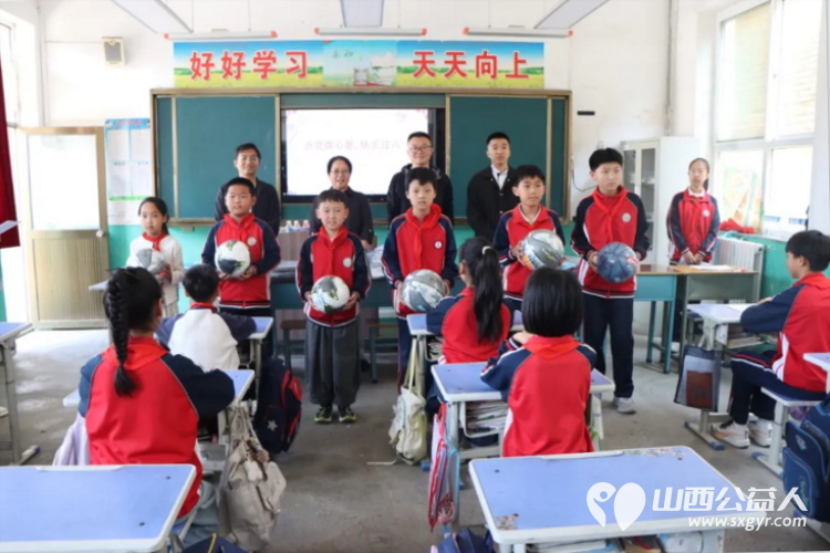 微心愿点亮童心爱心伴少年成长----共青团晋城市委、晋城市慈善总会联合爱心单位走进陵川县礼义镇沙河小学、高平市建宁乡中心小学为60名困境青少年送上心仪礼物 - 第2张 - 山西公益人 微心愿点亮童心爱心伴少年成长----共青团晋城市委、晋城市慈善总会联合爱心单位走进陵川县礼义镇沙河小学、高平市建宁乡中心小学为60名困境青少年送上心仪礼物 - 第2张