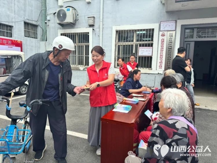 盐湖区志愿者协会爱在河东尊老爱幼进社区常态化志愿服务活动走进府西街社区设置义剪中医义诊按摩理疗同步开展未成年人普法宣传为辖区居民送上了一份暖心服务套餐 - 第9张
