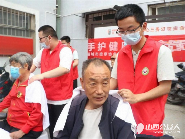 盐湖区志愿者协会爱在河东尊老爱幼进社区常态化志愿服务活动走进府西街社区设置义剪中医义诊按摩理疗同步开展未成年人普法宣传为辖区居民送上了一份暖心服务套餐 - 第18张