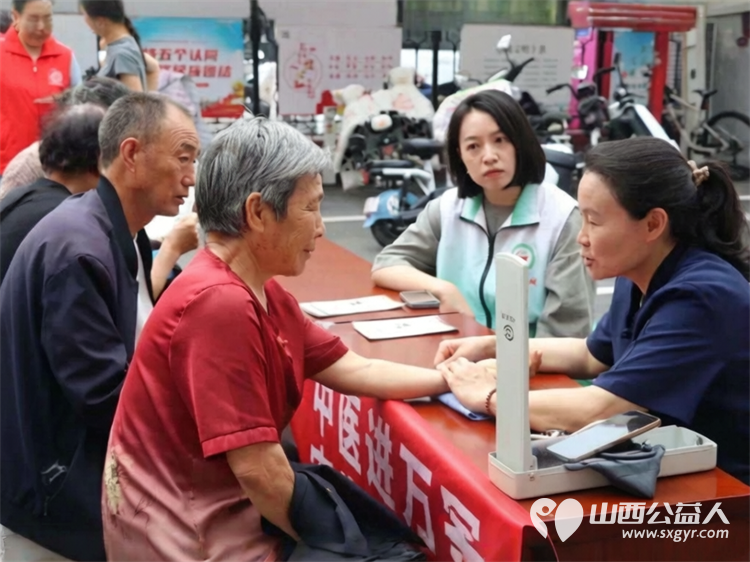 盐湖区志愿者协会爱在河东尊老爱幼进社区常态化志愿服务活动走进府西街社区设置义剪中医义诊按摩理疗同步开展未成年人普法宣传为辖区居民送上了一份暖心服务套餐 - 第7张