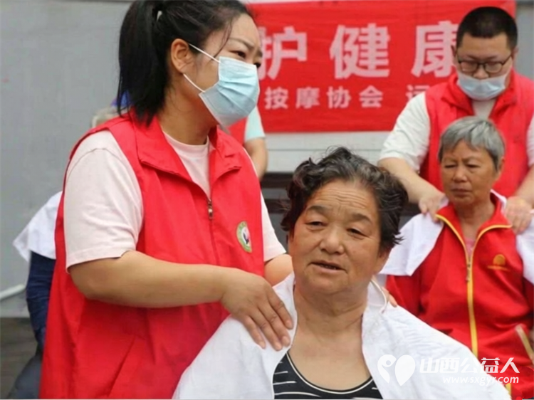 盐湖区志愿者协会爱在河东尊老爱幼进社区常态化志愿服务活动走进府西街社区设置义剪中医义诊按摩理疗同步开展未成年人普法宣传为辖区居民送上了一份暖心服务套餐 - 第16张