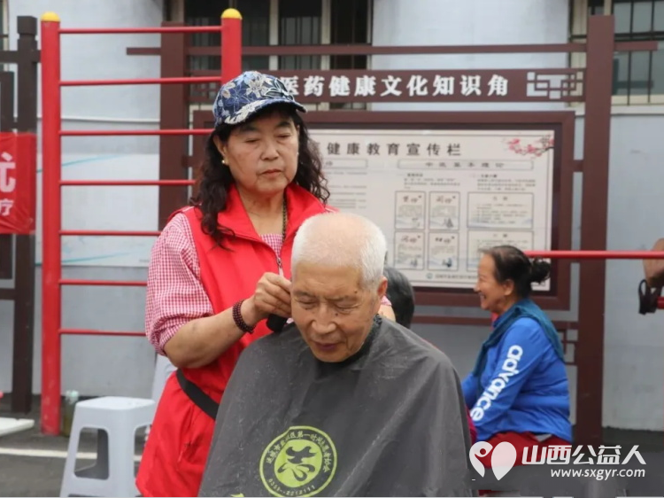 盐湖区志愿者协会爱在河东尊老爱幼进社区常态化志愿服务活动走进府西街社区设置义剪中医义诊按摩理疗同步开展未成年人普法宣传为辖区居民送上了一份暖心服务套餐 - 第2张