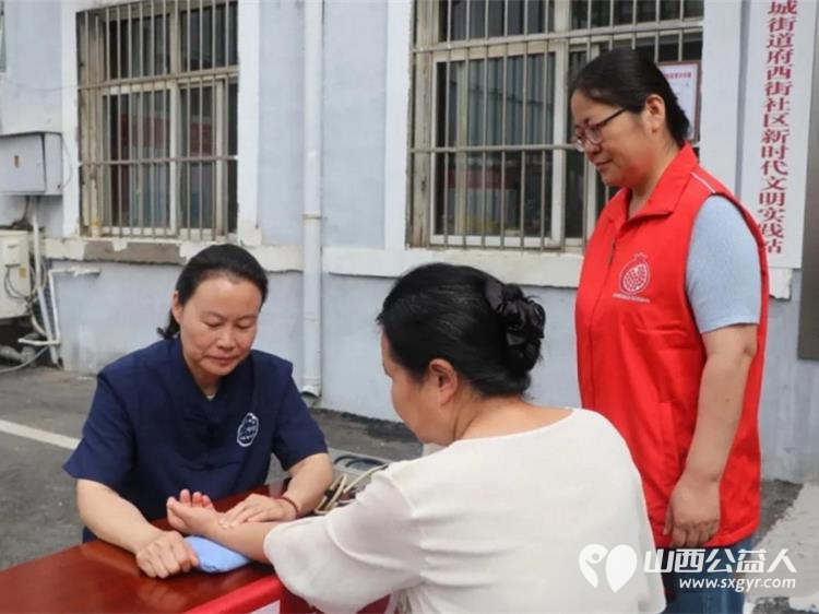盐湖区志愿者协会爱在河东尊老爱幼进社区常态化志愿服务活动走进府西街社区设置义剪中医义诊按摩理疗同步开展未成年人普法宣传为辖区居民送上了一份暖心服务套餐 - 第6张