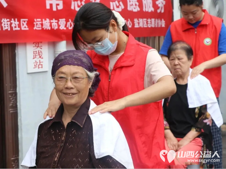 盐湖区志愿者协会爱在河东尊老爱幼进社区常态化志愿服务活动走进府西街社区设置义剪中医义诊按摩理疗同步开展未成年人普法宣传为辖区居民送上了一份暖心服务套餐 - 第17张