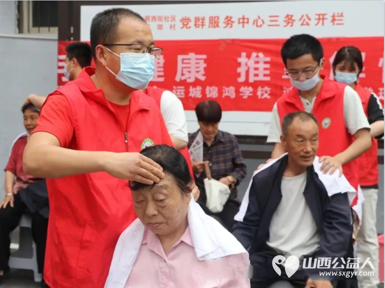 盐湖区志愿者协会爱在河东尊老爱幼进社区常态化志愿服务活动走进府西街社区设置义剪中医义诊按摩理疗同步开展未成年人普法宣传为辖区居民送上了一份暖心服务套餐 - 第11张