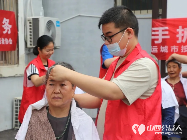 盐湖区志愿者协会爱在河东尊老爱幼进社区常态化志愿服务活动走进府西街社区设置义剪中医义诊按摩理疗同步开展未成年人普法宣传为辖区居民送上了一份暖心服务套餐 - 第15张