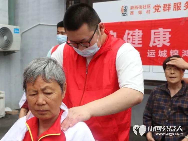 盐湖区志愿者协会爱在河东尊老爱幼进社区常态化志愿服务活动走进府西街社区设置义剪中医义诊按摩理疗同步开展未成年人普法宣传为辖区居民送上了一份暖心服务套餐 - 第14张