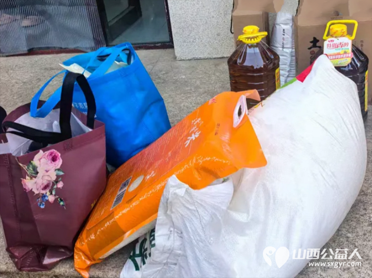 以爱为名步履不停----长治市爱心妈妈志愿服务协会的爱心妈妈们奔赴屯留为单亲妈妈两个尚未长大的孩子贫困家庭送帮扶大米面粉食用油衣物及12000元捐款 - 第27张 - 山西公益人 以爱为名步履不停----长治市爱心妈妈志愿服务协会的爱心妈妈们奔赴屯留为单亲妈妈两个尚未长大的孩子贫困家庭送帮扶大米面粉食用油衣物及12000元捐款 - 第27张