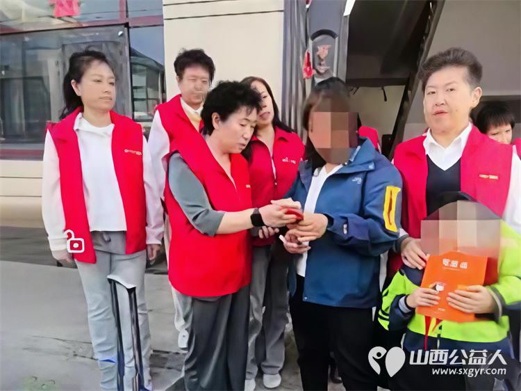 以爱为名步履不停----长治市爱心妈妈志愿服务协会的爱心妈妈们奔赴屯留为单亲妈妈两个尚未长大的孩子贫困家庭送帮扶大米面粉食用油衣物及12000元捐款 - 第4张 - 山西公益人 以爱为名步履不停----长治市爱心妈妈志愿服务协会的爱心妈妈们奔赴屯留为单亲妈妈两个尚未长大的孩子贫困家庭送帮扶大米面粉食用油衣物及12000元捐款 - 第4张