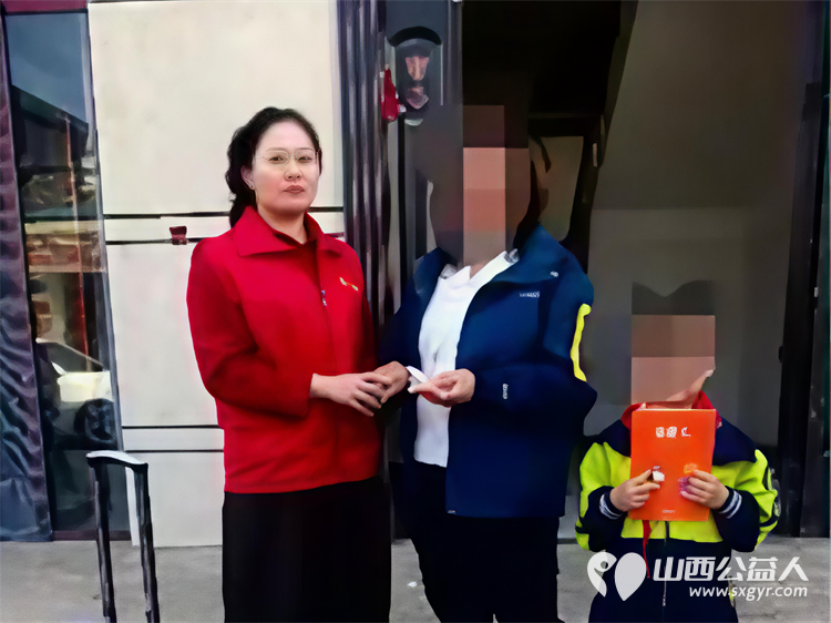 以爱为名步履不停----长治市爱心妈妈志愿服务协会的爱心妈妈们奔赴屯留为单亲妈妈两个尚未长大的孩子贫困家庭送帮扶大米面粉食用油衣物及12000元捐款 - 第21张 - 山西公益人 以爱为名步履不停----长治市爱心妈妈志愿服务协会的爱心妈妈们奔赴屯留为单亲妈妈两个尚未长大的孩子贫困家庭送帮扶大米面粉食用油衣物及12000元捐款 - 第21张